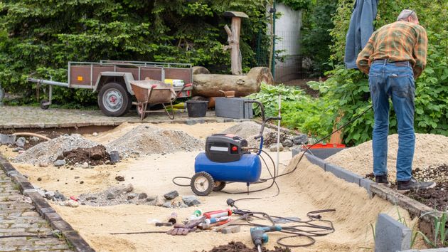 Un hombre excavando en su jardín