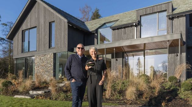 La pareja de jubilados junto a su nueva mansión 