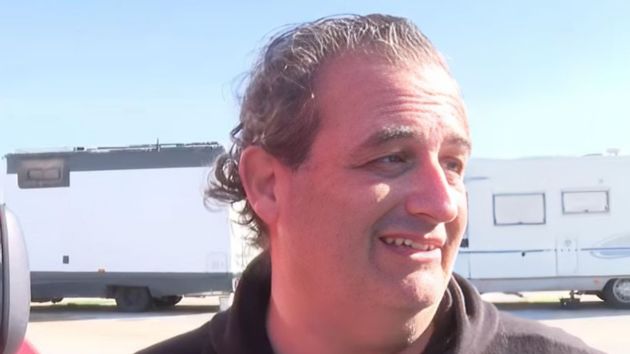 Vive en una autocaravana para ahorrar.