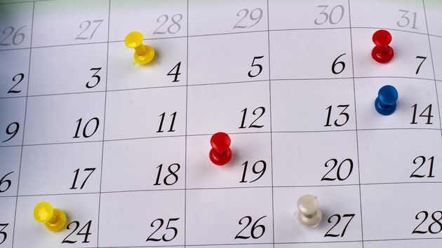 un calendario con chinchetas