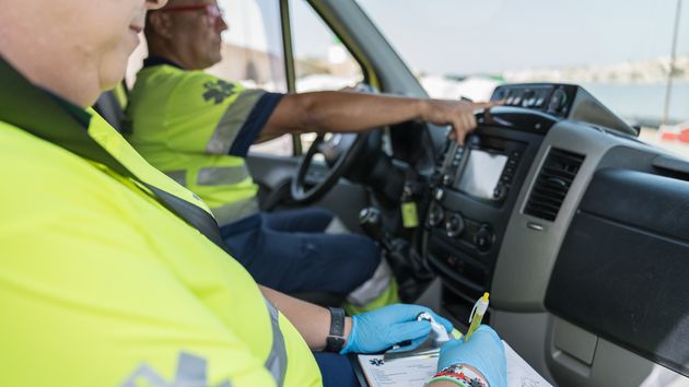 Dos técnicos de ambulancias