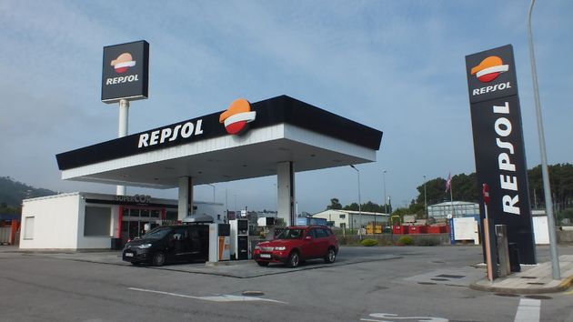 gasolinera repsol con precio de la gasolina
