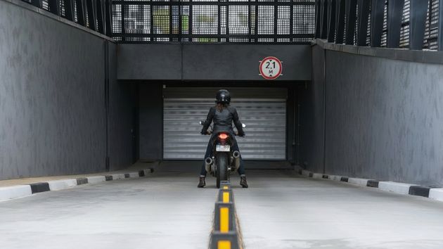 Una motorista en la rampa de un garaje