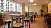 Las mesas de un bar en las zonas comunes de una comunidad de vecinos