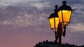 Farola iluminadas al atardecer