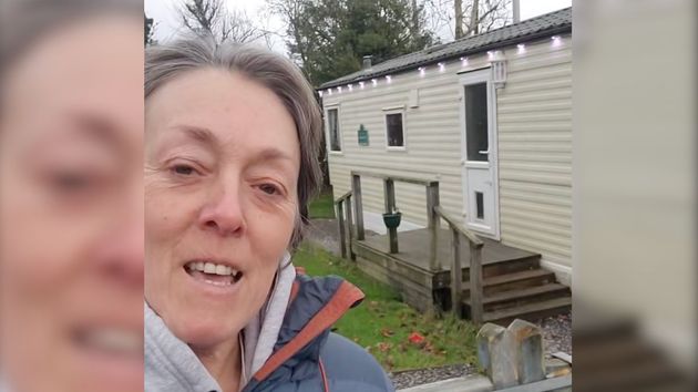 La madre junto a la caravana