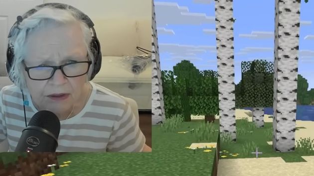 Una imagen de la abuela jugando