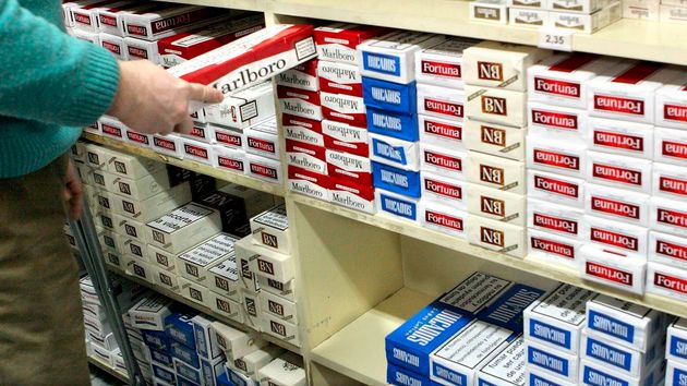 Estantería de un estanco con paquetes de tabaco