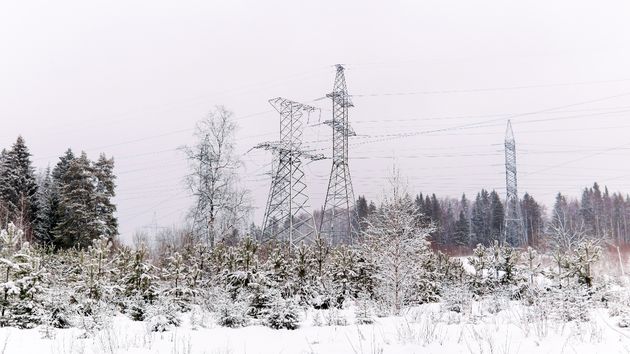 Varias torres eléctricas con nieve