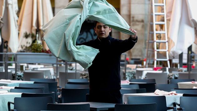 Un camarero trabajando