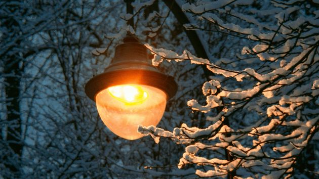farola con nieve encendida