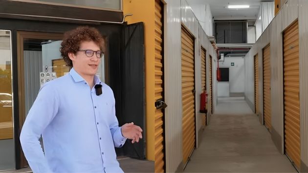 El empresario explicando los detalles de su negocio.