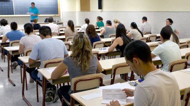 Opositores examinándose.