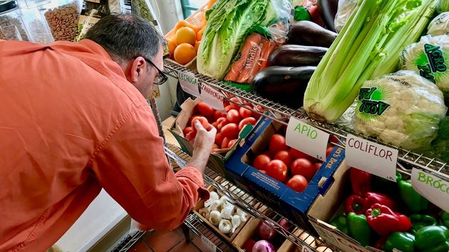 El empleado de una frutería es despedido por un gazpacho: una clienta se quejó de que no pudo hacerlo porque la fruta estaba podrida y “rezumaban agüilla”