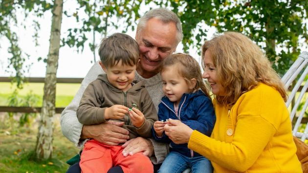 Abuelos junto a sus nietos en un parque