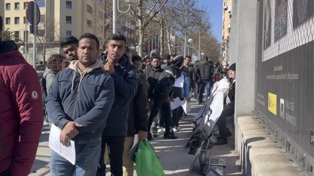 Cola en una oficina de extranjería