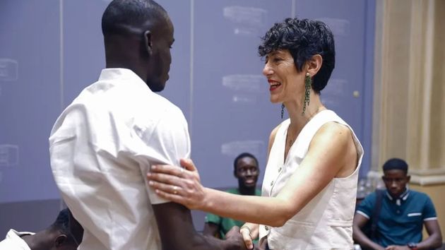 La ministra de Inclusión, Seguridad Social y Migraciones, Elma Saiz, saluda a jóvenes migrantes, solicitantes de asilo