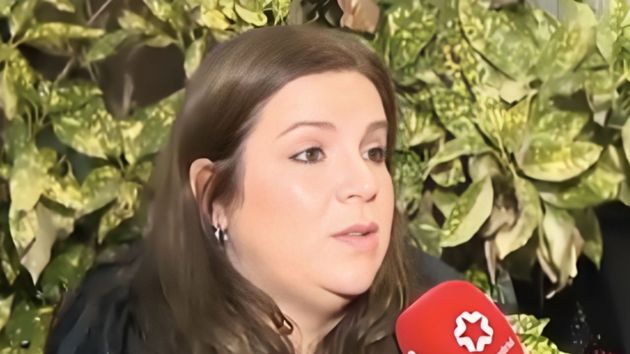 La mujer, explicando su situación.