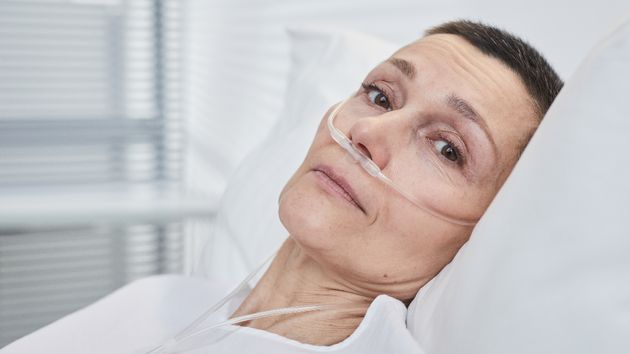 Una mujer hospitalizada, recibiendo tratamiento