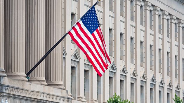 Bandera estadounidense en la fachada de un edificio histórico