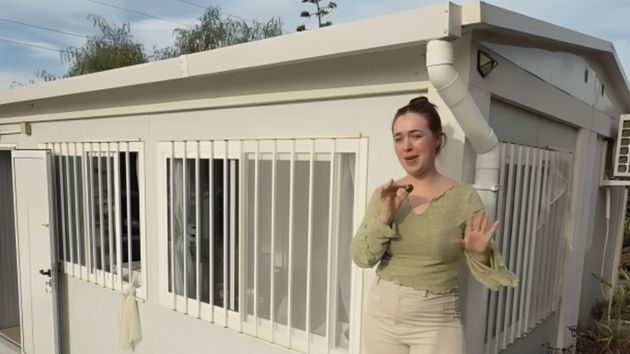 La joven mostrando la casa.