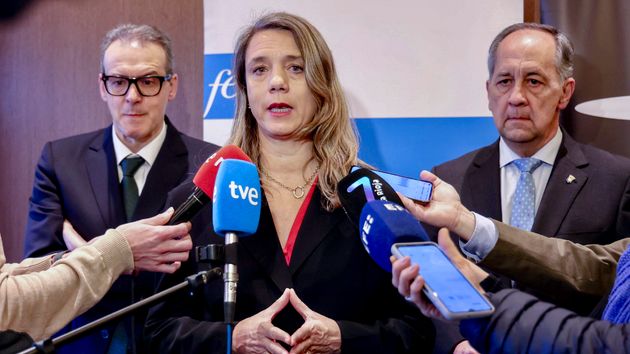 Ángela de Miguel delante de los micrófonos