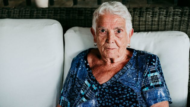 Una anciana en el sofá de su casa