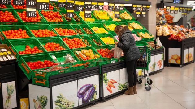cajas de tomate en la sección de frutería de Mercadona