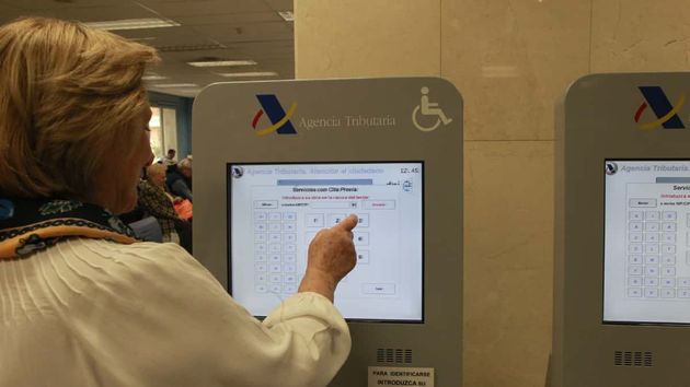 Jubilada pide cita en Hacienda