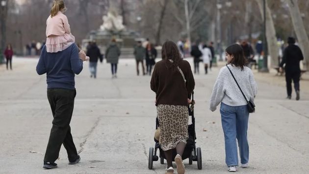 Una familia paseando