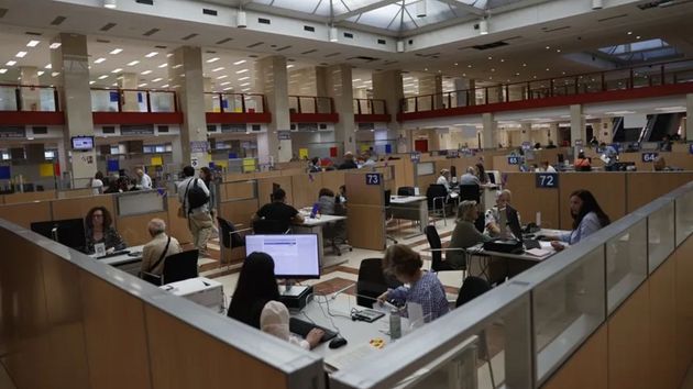 Personal de Hacienda trabajando