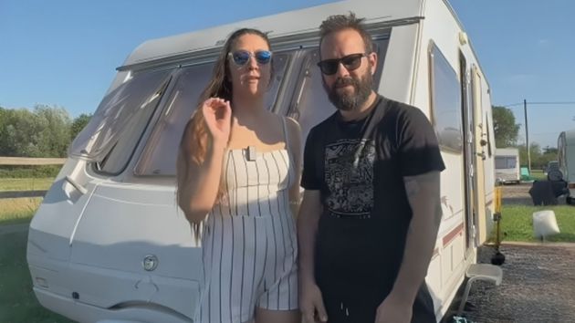 Viven en una autocaravana desde hace más de 8 meses.