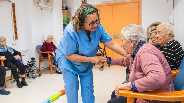 Una auxiliar trabajando en una residencia de ancianos