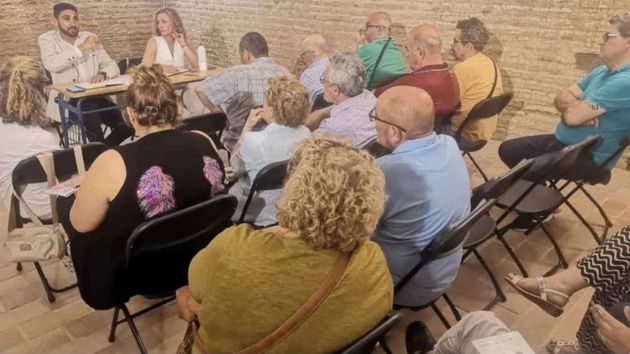 Reunión de una comunidad de vecinos 