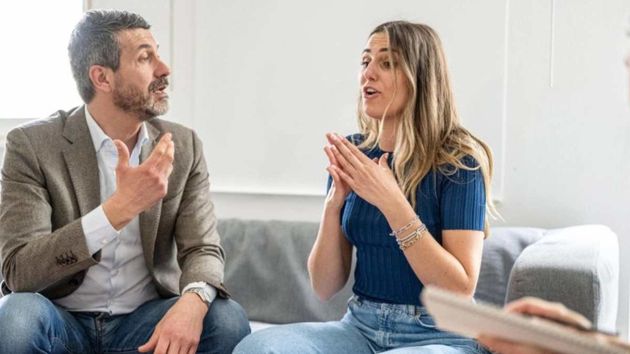 Dos hermanos discutiendo