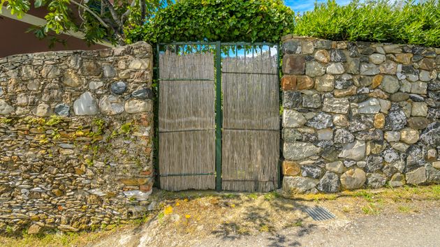 El portón de una propiedad