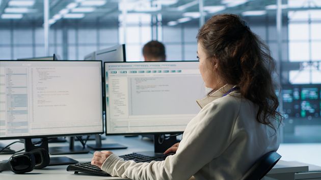 Una mujer trabajando en la oficina