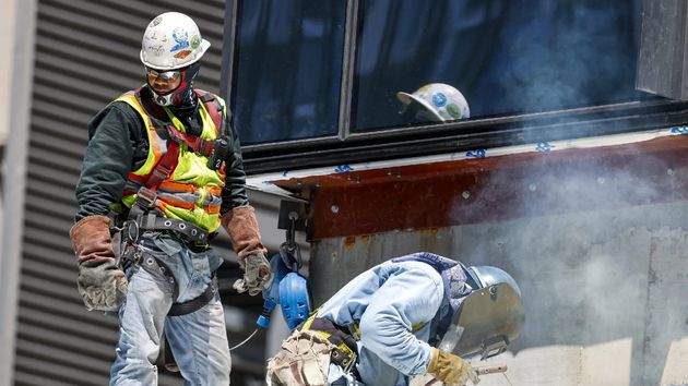 unos obreros en una construcción trabajando
