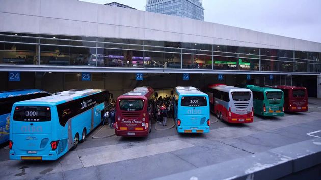 autobuses en una estación