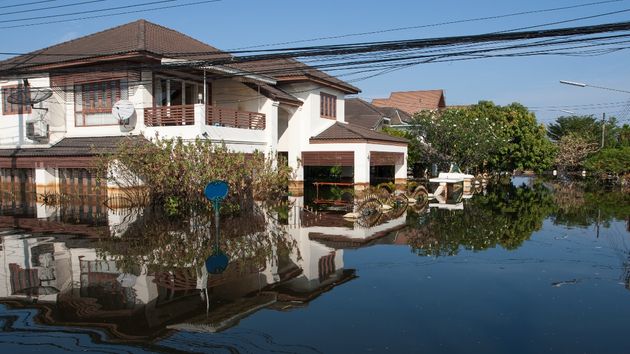 Una casa en una calle inundada