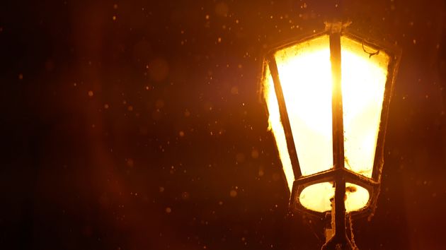 una farola encendida de noche