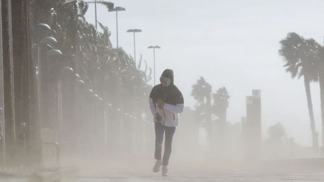 Una persona camina en medio de un temporal