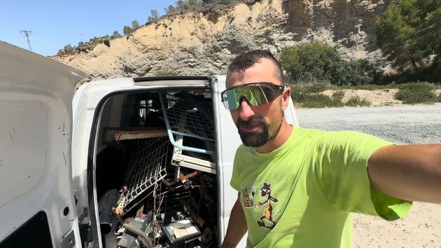 Jesus con su furgoneta cargada de chatarra