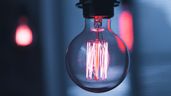 Una bombilla de luz encendida