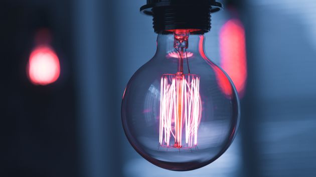 Una bombilla de luz encendida
