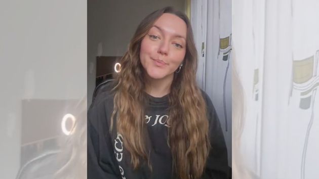 Clara, recién despedida, durante su vídeo