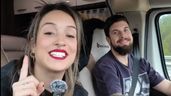 Una chica y un chico en una autocaravana