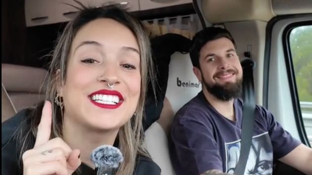 Una chica y un chico en una autocaravana