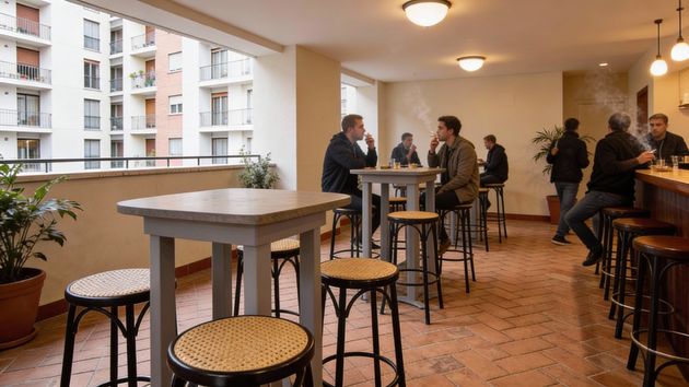 Personas fumando en la terraza de un bar 