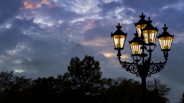 Una farola encendida durante el anochecer